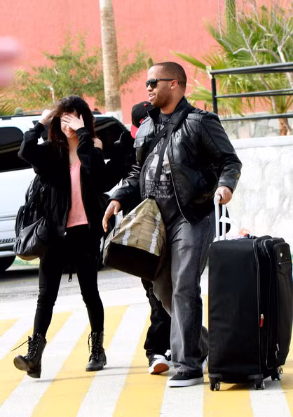 Cặp đôi vừa đặt chân đến Mexico đã bị paparazzi săn đón.