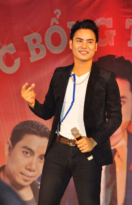 A Tuân cũng giới thiệu nhiều ca khúc trong album mới "Đừng để anh một mình".