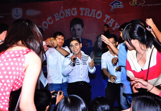 Phong cách biểu diễn ngộ nghĩnh và hết mình giúp chàng lực sĩ "kiến càng" nhận được sự yêu mến từ khán giả sinh viên.