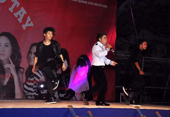 Phạm Văn Mách ngày càng chứng tỏ sự đầu tư cho nghiệp ca hát. Tiết mục biểu diễn của anh còn có sự góp mặt của vũ đoàn chuyên nghiệp.