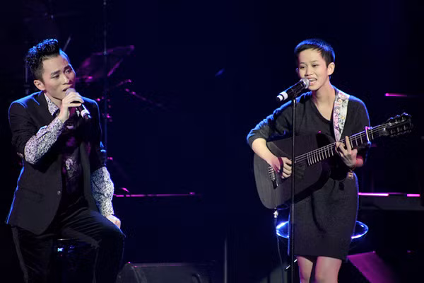 Là giọng ca nữ duy nhất xuất hiện trong live concert "Những chuyến đi..." của Tùng Dương vào tối 2/12 tại Nhà hát Lớn, Hà Nội, Lê Cát Trọng Lý xuất hiện với hình ảnh khác lạ. Cô để tóc ngắn như một cậu con trai, thay vì tóc xoăn xù quen thuộc. Là giọng ca nữ duy nhất xuất hiện trong live concert "Những chuyến đi..." của Tùng Dương vào tối 2/12 tại Nhà hát Lớn, Hà Nội, Lê Cát Trọng Lý xuất hiện với hình ảnh khác lạ. Cô để tóc ngắn như một cậu con trai, thay vì tóc xoăn xù quen thuộc.