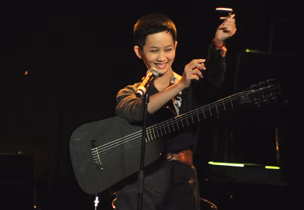 Lê Cát vừa đệm đàn vừa song ca với Tùng Dương hai ca khúc "Hương lạc" và "Lúng ta lúng túng". Sự thành công từ lần kết hợp trong chương trình "Không gian âm nhạc" hồi đầu năm đã đưa Tùng Dương và Lê Cát trở thành cặp nghệ sĩ thú vị trong mỗi lần xuất hiện. Lê Cát vừa đệm đàn vừa song ca với Tùng Dương hai ca khúc "Hương lạc" và "Lúng ta lúng túng". Sự thành công từ lần kết hợp trong chương trình "Không gian âm nhạc" hồi đầu năm đã đưa Tùng Dương và Lê Cát trở thành cặp nghệ sĩ thú vị trong mỗi lần xuất hiện.