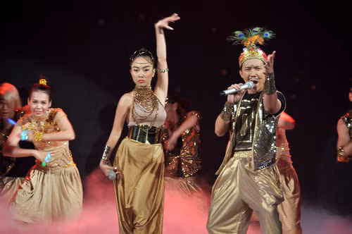 Đoan Trang - Trấn Thành rực rỡ và bùng nổ với bài "Nữ thần".