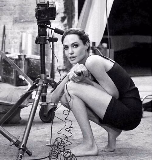 Jolie: "Tôi có thể sẽ mang thai lần nữa" ảnh 1 Angelina Jolie xuất hiện ấn tượng trên tờ Marie Claire.