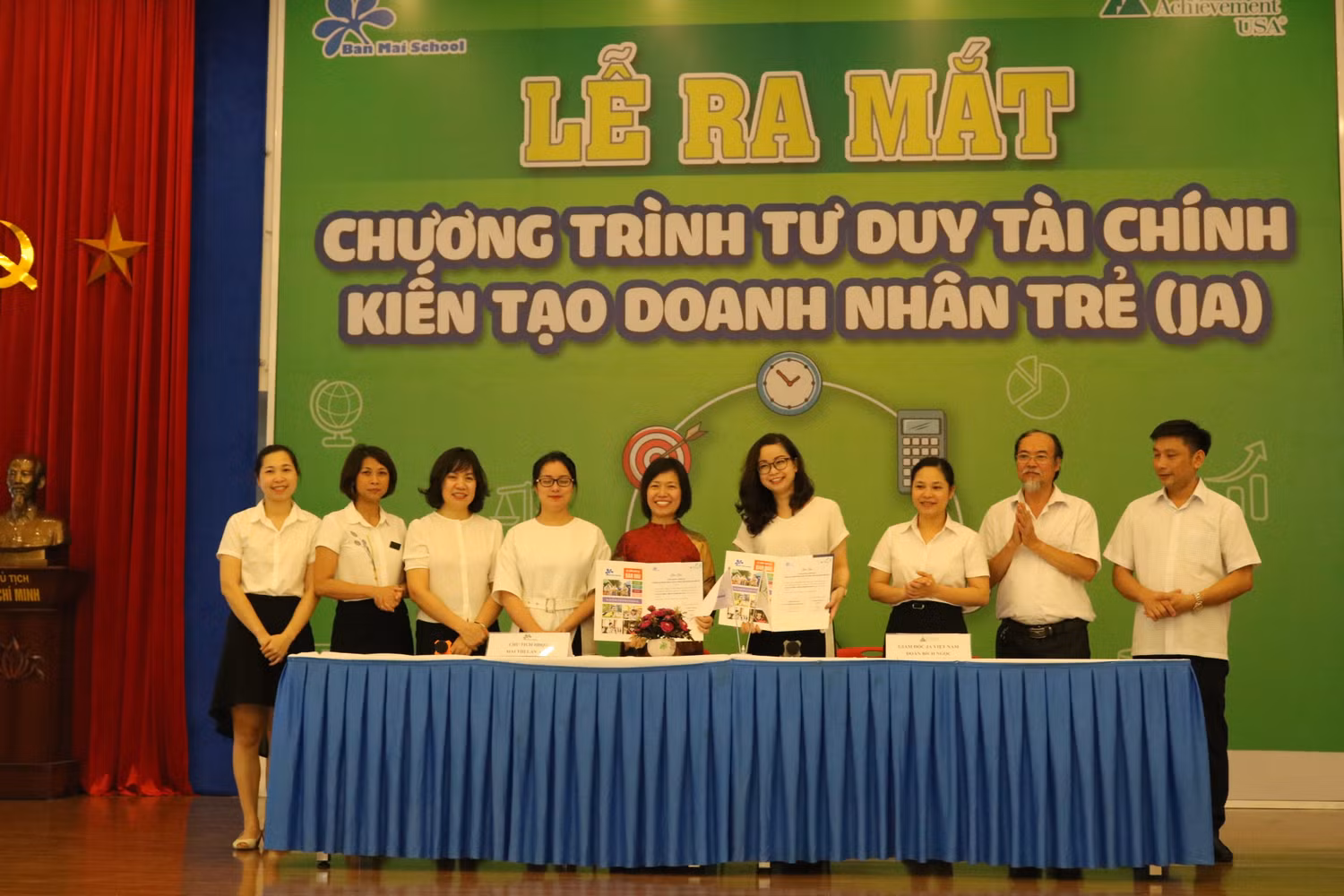 Lễ ký kết hợp tác giữa Ban Mai school và JA Việt Nam. Ảnh: Đỗ Thơm