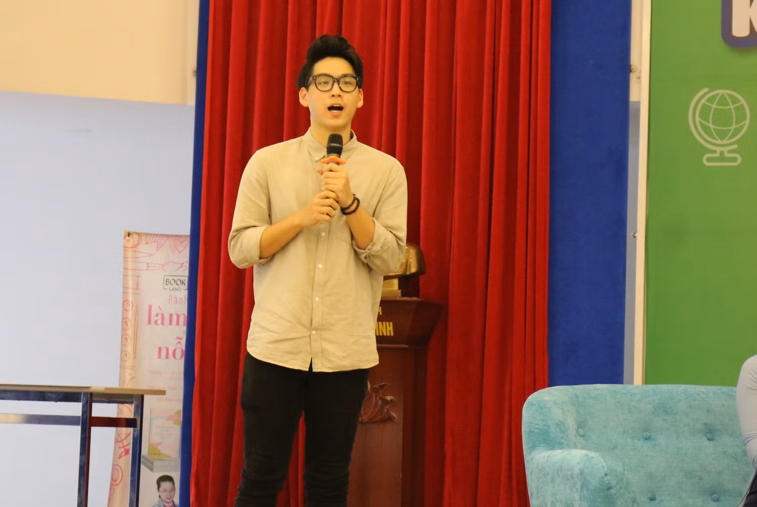 Học sinh Nguyễn Quý Dương chia sẻ về trải nghiệm sau khi tham gia kỳ thi “Thách thức thương mại quốc tế 2019”. Ảnh: Đỗ Thơm