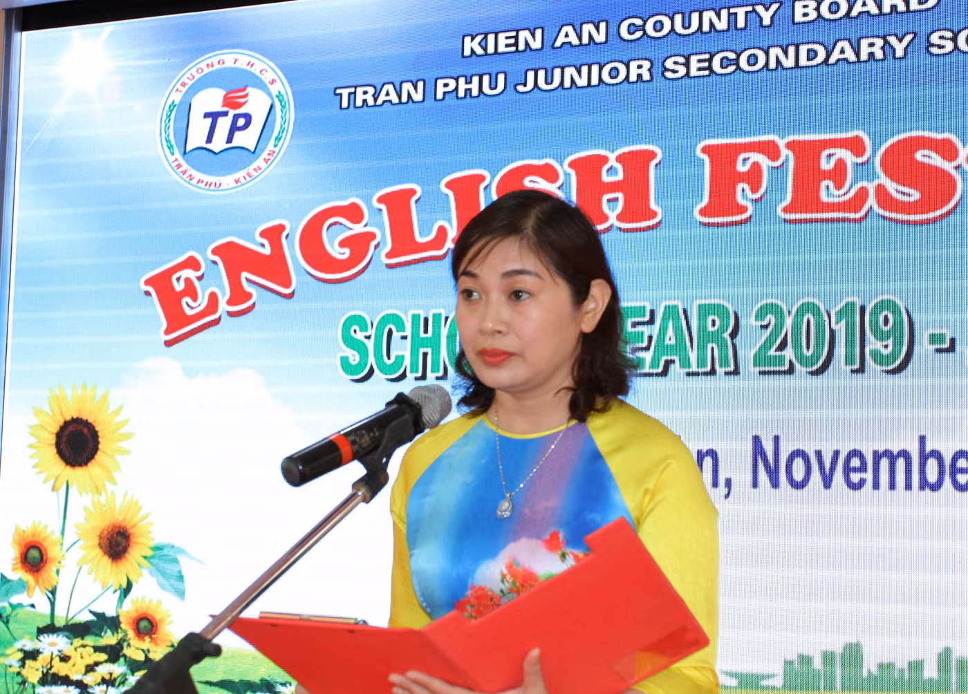 Cô giáo Nguyễn Thị Tuyết Lan, Hiệu trưởng Trường Trung học cơ sở Trần Phú phát biểu tại ngày hội (Ảnh: Lã Tiến)