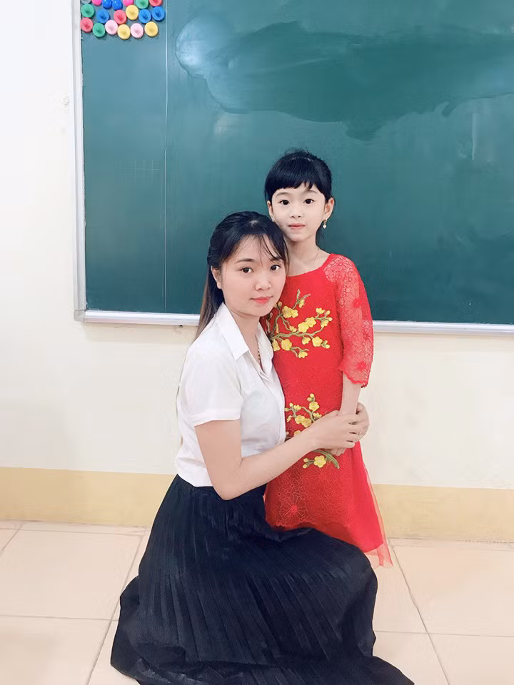 Cô giáo Lê Thị Ánh Tuyết dành tặng các học trò của mình những cái ôm ấm áp (Ảnh: Nhân vật cung cấp)