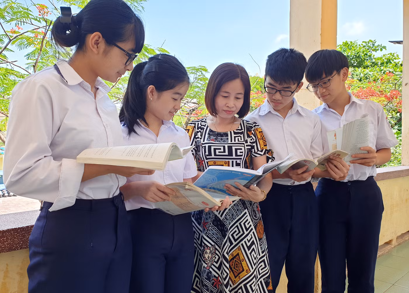 Cô giáo Cao Minh Hà cùng các em học sinh trao đổi về nội dung bài học (Ảnh: LT) Cô giáo Cao Minh Hà cùng các em học sinh trao đổi về nội dung bài học (Ảnh: LT)