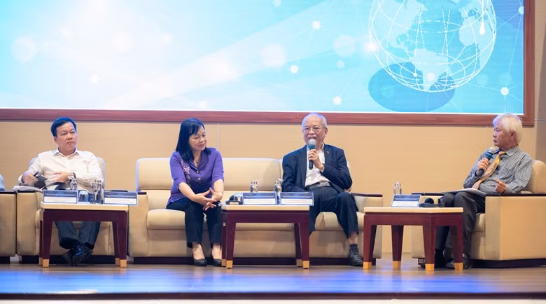 Giáo sư, Tiến sĩ Trình Quang Phú (thứ 2 từ phải qua trái)- Phó Chủ tịch Hiệp hội Các trường đại học, cao đẳng Việt Nam chia sẻ về sự cần thiết đổi mới tư duy trong đổi mới giáo dục đại học Việt Nam tại Hội thảo khoa học quốc gia về tự chủ đại học với chủ đề “Trong quá trình đổi mới căn bản, toàn diện giáo dục đại học: Kết quả, bài học kinh nghiệm và những yêu cầu trong giai đoạn mới” do Ban Tuyên giáo Trung ương phối hợp với Bộ Giáo dục và Đào tạo, Đại học Quốc gia Thành phố Hồ Chí Minh tổ chức ngày 21/4 (Ảnh: hcmcpv.org.vn) Giáo sư, Tiến sĩ Trình Quang Phú (thứ 2 từ phải qua trái)- Phó Chủ tịch Hiệp hội Các trường đại học, cao đẳng Việt Nam chia sẻ về sự cần thiết đổi mới tư duy trong đổi mới giáo dục đại học Việt Nam tại Hội thảo khoa học quốc gia về tự chủ đại học với chủ đề “Trong quá trình đổi mới căn bản, toàn diện giáo dục đại học: Kết quả, bài học kinh nghiệm và những yêu cầu trong giai đoạn mới” do Ban Tuyên giáo Trung ương phối hợp với Bộ Giáo dục và Đào tạo, Đại học Quốc gia Thành phố Hồ Chí Minh tổ chức ngày 21/4 (Ảnh: hcmcpv.org.vn)