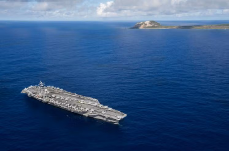Ngày 1 tháng 10 năm 2015, tàu sân bay động cơ hạt nhân USS Ronald Reagan CVN 76 của Hạm đội 7, Hải quân Mỹ đến căn cứ Yokosuka ở Nhật Bản. Ngày 1 tháng 10 năm 2015, tàu sân bay động cơ hạt nhân USS Ronald Reagan CVN 76 của Hạm đội 7, Hải quân Mỹ đến căn cứ Yokosuka ở Nhật Bản.