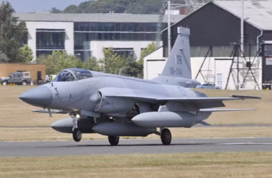 Máy bay chiến đấu hạng nhẹ FC-1 Kiêu Long/JF-17 Thunder do Trung Quốc và Pakistan hợp tác sản xuất. Máy bay chiến đấu hạng nhẹ FC-1 Kiêu Long/JF-17 Thunder do Trung Quốc và Pakistan hợp tác sản xuất.