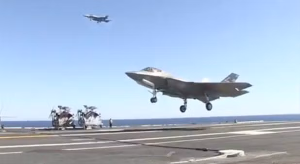 Máy bay chiến đấu F-35C hạ cánh trên đường bằng tàu sân bay USS Nimitz ở ngoài khơi bờ biển California, Mỹ (ảnh tư liệu) Máy bay chiến đấu F-35C hạ cánh trên đường bằng tàu sân bay USS Nimitz ở ngoài khơi bờ biển California, Mỹ (ảnh tư liệu)
