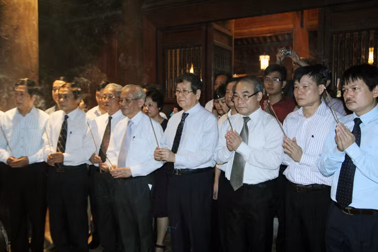 GS. Phan Huy Lê, ông Vũ Ngọc Hoàng-đứng giữa (Phó Trưởng ban Tuyên giáo TƯ) và lãnh đạo Bộ GD&amp;ĐT thắp hương tưởng nhớ tiền nhân ở nhà Thái học. Ảnh Xuân Trung