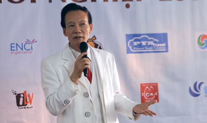 Ông Bùi Xuân Hải, người được mệnh danh là "vua đồ cổ" nói chuyện về cách làm giàu với sinh viên. Ảnh Xuân Trung