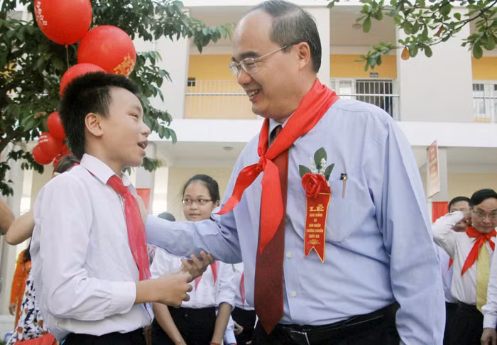Giáo sư Nguyễn Thiện Nhân phỏng vấn học sinh nhân ngày khai trường ảnh 2