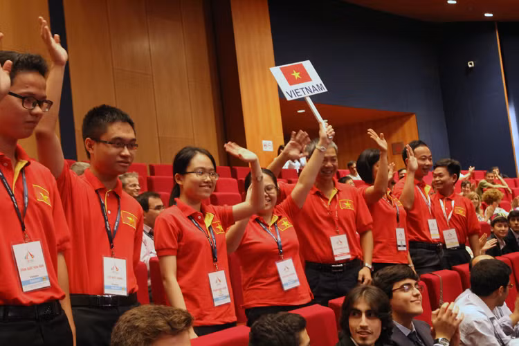 Hơn 70 màu cờ dự tranh Olympic Hóa học quốc tế tại Việt Nam ảnh 1