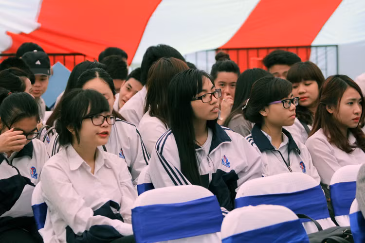 Cô giáo bật khóc trước hàng trăm học sinh khi nói về Bác Hồ ảnh 2