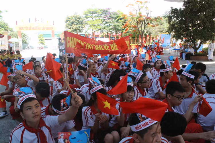 Các em học sinh bày tỏ quyết tâm: "Chung tay bảo vệ biển đông".