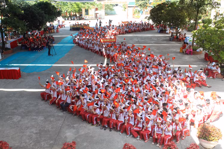 Cũng trong cuộc thi “Biển đảo tổ quốc trong trái tim em” toàn thể học sinh của trường THCS Nam Trung Yên đã xếp hình tổ quốc bày tỏ lòng yêu nước, yêu chuộng hòa bình của dân tộc Việt Nam.