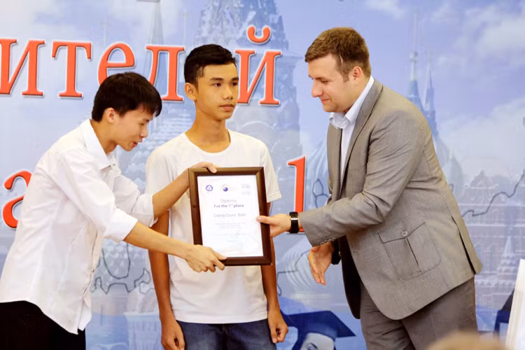 Em Đặng Quốc Anh, sinh viên năm nhất K58 lớp Tiên tiến công nghệ hạt nhân (Trường Đại học KHTN – ĐHQGHN) bước lên bục nhận giải nhất Cuộc thi Olympic Vật lý “Giáo dục hạt nhân ở Nga”. Ảnh Xuân Trung