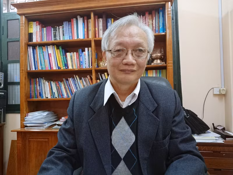 Thầy Tùng Lâm được nhiều học sinh, thầy cô yêu quý vì tính sáng tạo, theo đến cùng sự việc để mong học sinh của mình thành người. Ảnh Xuân Trung