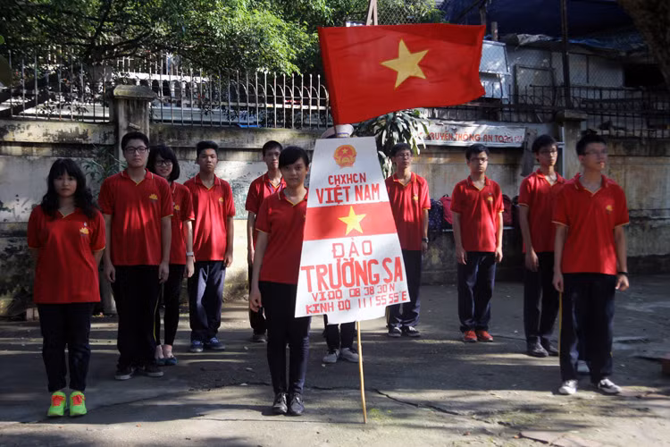 Học sinh hát quốc ca, xếp hình tổ quốc thể hiện lòng yêu nước ảnh 6