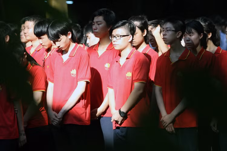 Học sinh hát quốc ca, xếp hình tổ quốc thể hiện lòng yêu nước ảnh 1