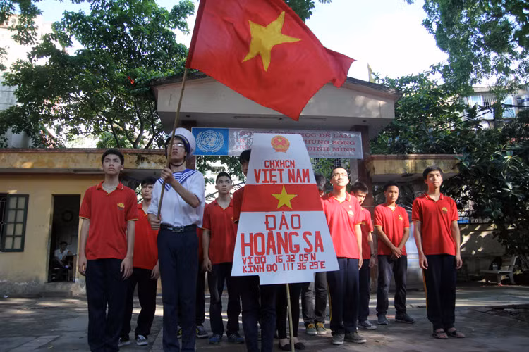 Học sinh hát quốc ca, xếp hình tổ quốc thể hiện lòng yêu nước ảnh 7