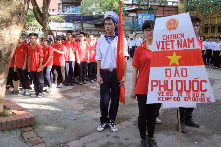 Học sinh hát quốc ca, xếp hình tổ quốc thể hiện lòng yêu nước ảnh 4