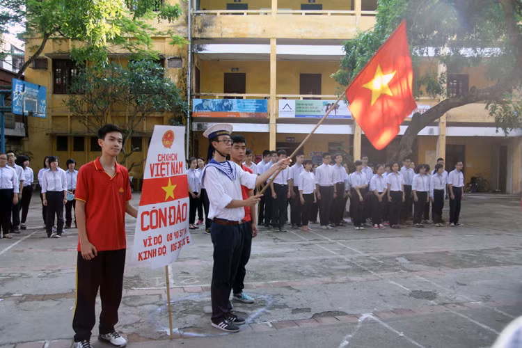Học sinh hát quốc ca, xếp hình tổ quốc thể hiện lòng yêu nước ảnh 5