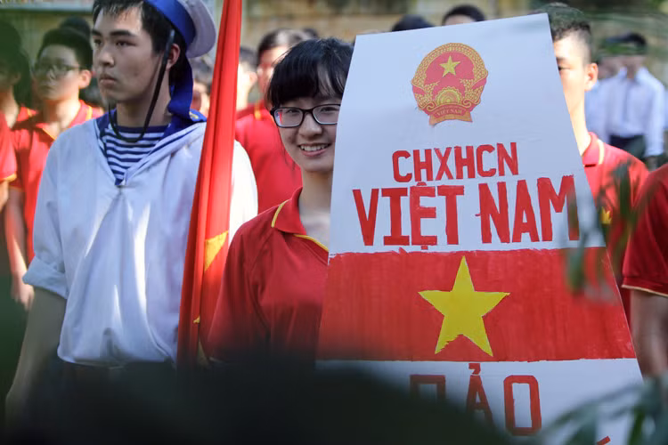 Học sinh hát quốc ca, xếp hình tổ quốc thể hiện lòng yêu nước ảnh 3
