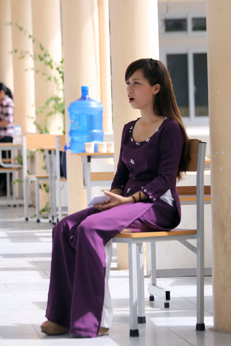 Thí sinh trong khi chờ tới lượt ngồi trước cửa phòng thi tranh thủ luyện bài hát mà mình đăng ký.