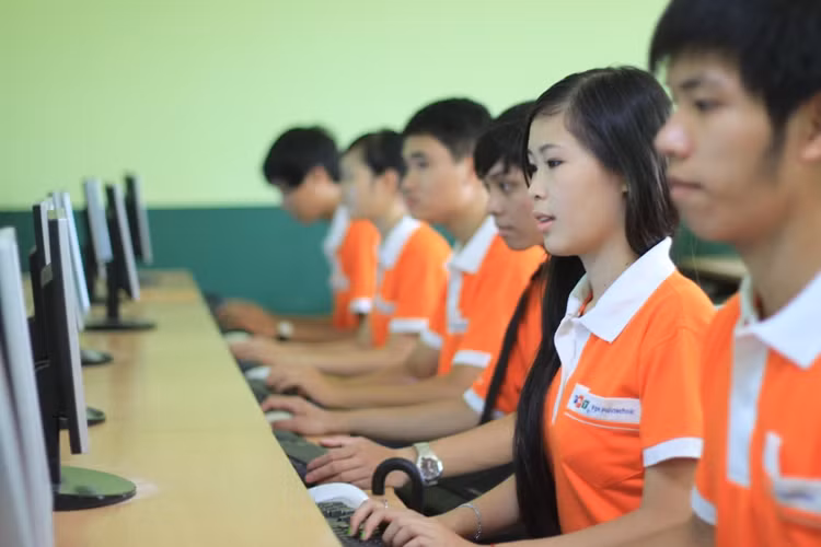 Sinh viên Cao đẳng thực hành FPT.