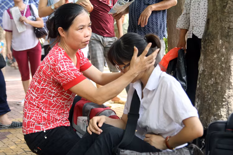 Buổi thi môn toán, thí sinh cấp cứu, giám thị ký nhầm ảnh 1 Buổi thi môn toán, thí sinh cấp cứu, giám thị ký nhầm ảnh 1