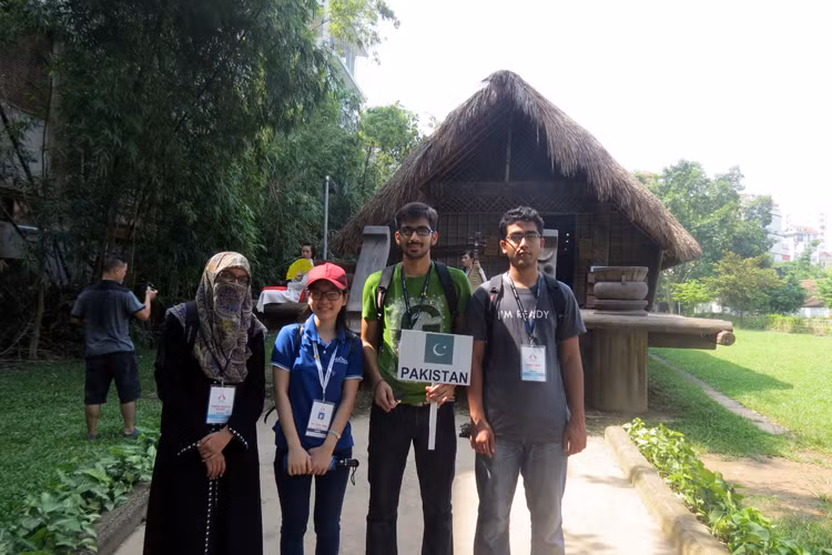 Chân dung "bông hồng" duy nhất của đội Pakistan dự thi Olympic Hóa học ảnh 1 Chân dung "bông hồng" duy nhất của đội Pakistan dự thi Olympic Hóa học ảnh 1