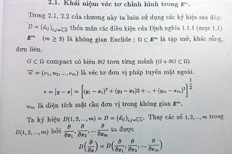 Tại luận án của PGS. Nguyễn Cảnh Lương, ở Chương II, mục 2.1: “Khái niệm Véc tơ chỉnh hình trong Rm (trang 39) so với luận án của PGS. TS. Đặng Văn Khải (trang 23) có ghi “Các véc tơ chỉnh hình trong không gian Rm” (hình dưới). Tại luận án của PGS. Nguyễn Cảnh Lương, ở Chương II, mục 2.1: “Khái niệm Véc tơ chỉnh hình trong Rm (trang 39) so với luận án của PGS. TS. Đặng Văn Khải (trang 23) có ghi “Các véc tơ chỉnh hình trong không gian Rm” (hình dưới).