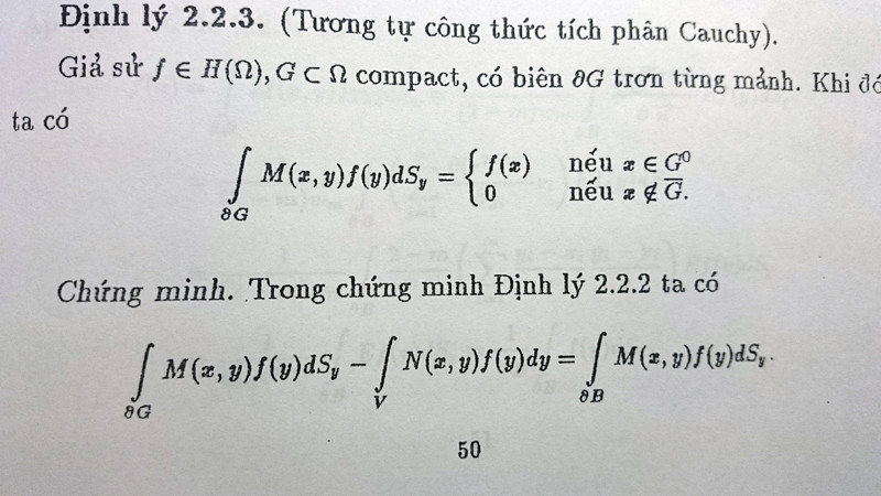 Ảnh chụp trang trang 50 luận án của PGS. Nguyễn Cảnh Lương có nêu Định lý 2.2.3 (Tương tự công thức tích phân Cauchy). Ảnh chụp trang trang 50 luận án của PGS. Nguyễn Cảnh Lương có nêu Định lý 2.2.3 (Tương tự công thức tích phân Cauchy).