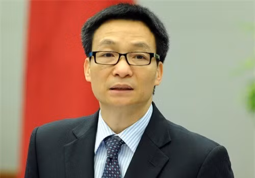 Phó Thủ tướng cho rằng đổi mới căn bản nên phải tính căn cơ, đơn cử như nhiều ý kiến tại hội nghị hôm nay nói về miễn thi 20%, bớt môn thi nhưng nếu thực tế 98% tốt nghiệp thì tại sao phải miễn 20% nếu thi tốt nghiệp rất bình thường, nhẹ nhàng
