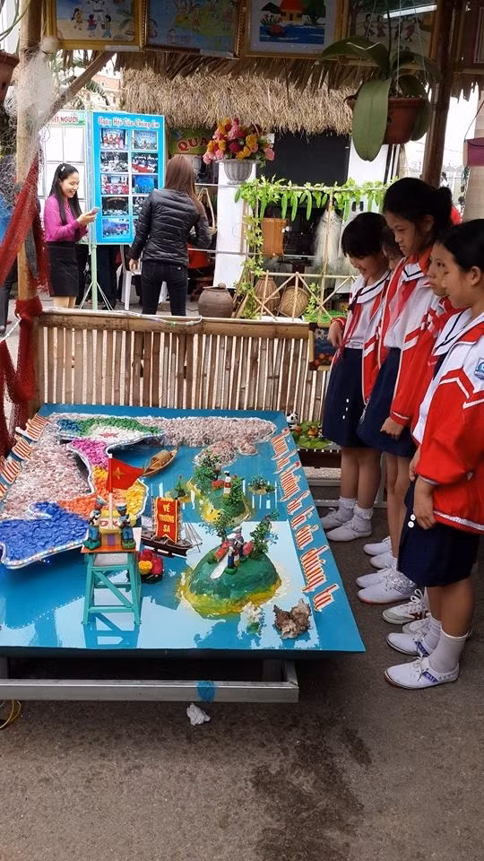 Chúng ta còn thấy cả một sa bàn nổi hình ảnh đất nước Việt Nam với những lá cờ đỏ sao vàng khẳng định chủ quyền Trường Sa, Hoàng Sa với chủ đề "Chúng em yêu biển đảo quê hương"; mô hình nhà ở cùng các văn hoá của huyện miền núi Tuyên Hoá; các vật dụng sinh hoạt trong thời chiến tranh chống Mỹ;…