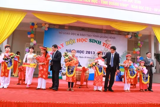 Điều chúng tôi rất ấn tượng là về dự Lễ Khai mạc Ngày Hội có đồng chí Lương Ngọc Bính, Uỷ viên BCH TW Đảng – Bí thư Tỉnh uỷ - Chủ tịch HĐND, đồng chí Trần Tiến Dũng, Tỉnh uỷ viên, Phó Chủ tịch UBND.Tại Lễ khai mạc, các đồng chí lãnh đạo tỉnh cùng Giám đốc Sở GD-ĐT tặng hoa và Cờ lưu niệm cho tất cả các đoàn về tham dự ngày hội.
