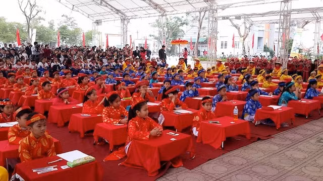 Vừa xong cuộc thi của các “Trạng nguyên nhỏ tuổi” lại là cuộc thi thể hiện “nét chữ, nết người” mà tất cả các phụ huynh đều được chứng kiến những phút con em mình đưa tâm hồn mình vào từng nét chữ.