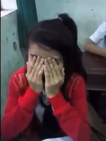 Nhiều học sinh đã khóc trước khi thầy Tuấn về quê nghỉ ngơi. Nhiều học sinh đã khóc trước khi thầy Tuấn về quê nghỉ ngơi.