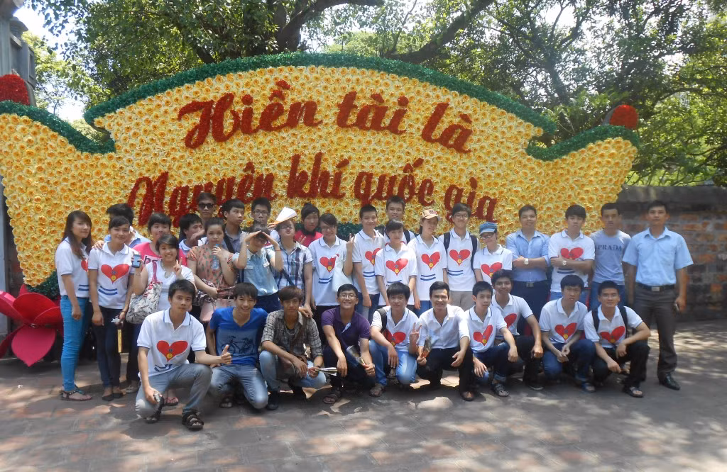 Học sinh của Trung tâm nghiên cứu và phát triển giáo dục Việt Nam tới thăm Văn Miếu-Quốc Tử Giám trước ngày thi. Ảnh BT