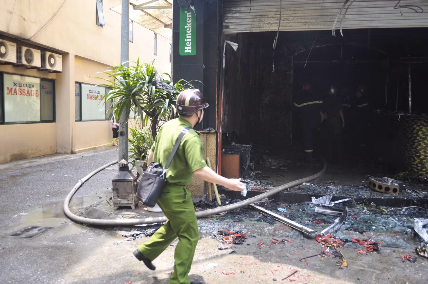 Tầng 1 của quán cháy tan, cơ quan hữu quan đang khám nghiệm hiện trường