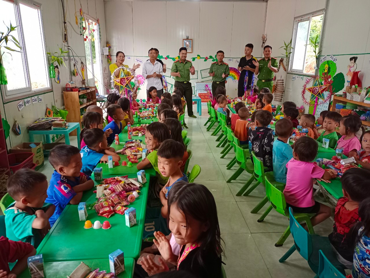 Cô Tình (ngoài cùng phía bên trái) cùng các chiến sĩ công an tỉnh Lai Châu tổ chức trung thu cho các học sinh mầm non tại điểm trường. (Ảnh: NVCC)