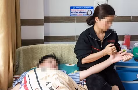 Trong nhiều tháng vừa qua, em B. đã bị nhóm bạn hành hung và đến ngày 20/3 vừa qua, nạn nhân phải nhập viện điều trị. (Ảnh: Huy Lê) Trong nhiều tháng vừa qua, em B. đã bị nhóm bạn hành hung và đến ngày 20/3 vừa qua, nạn nhân phải nhập viện điều trị. (Ảnh: Huy Lê)