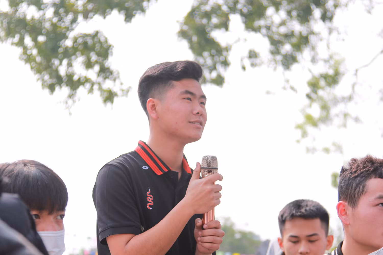 Em Nguyễn Dương Tuấn Anh (lớp 12A5) đặt câu hỏi với Nhà văn, Nhà báo Hoàng Anh Tú. Em Nguyễn Dương Tuấn Anh (lớp 12A5) đặt câu hỏi với Nhà văn, Nhà báo Hoàng Anh Tú.