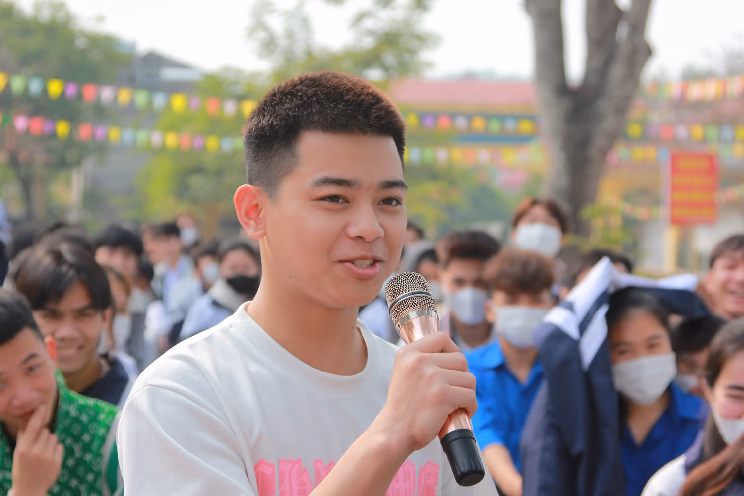 Trong phần trò chuyện với học sinh, nam sinh Tùng Dương tạo ra tiếng cười cho mọi người, xoá đi khoảng cách rụt rè của các bạn. (Ảnh: Mạnh Đoàn) Trong phần trò chuyện với học sinh, nam sinh Tùng Dương tạo ra tiếng cười cho mọi người, xoá đi khoảng cách rụt rè của các bạn. (Ảnh: Mạnh Đoàn)