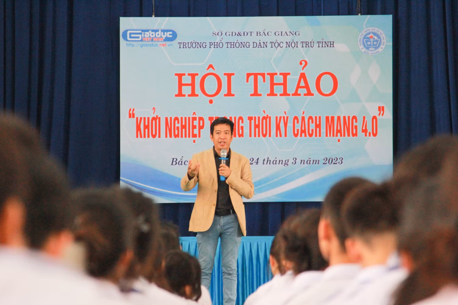 Diễn giả Hoàng Anh Tú chia sẻ tại Hội thảo. Ảnh: Mạnh Đoàn Diễn giả Hoàng Anh Tú chia sẻ tại Hội thảo. Ảnh: Mạnh Đoàn
